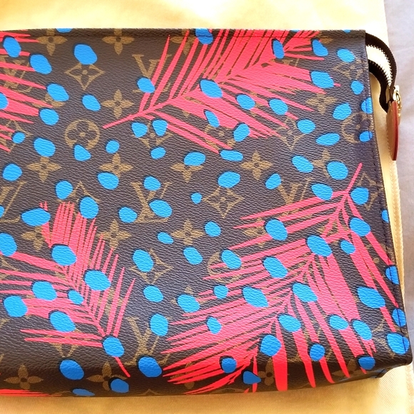 🎉SALE🎉Louis Vuitton 26 pouch - Picture 2 of 14